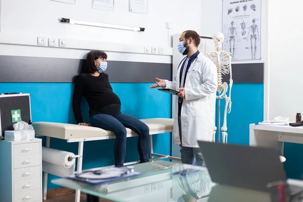 Cihazı olan kadın doğum uzmanı hamile hastaya tıbbi destek veriyor. — Stok fotoğraf