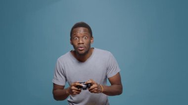 Konsolda oyun oynayan genç adamın POV 'u