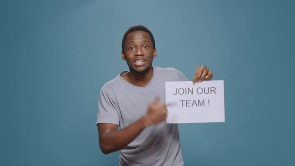 Recruteur RH détenant une offre d'emploi et signe de vacance en studio — Video