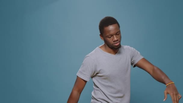 Šťastný dospělý dělá hip hop taneční pohyby před kamerou — Stock video