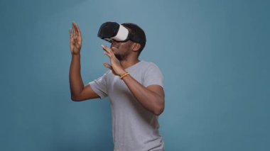 Modern adam VR gözlüklerini fütüristik geliştirilmiş yazılımla kullanıyor.