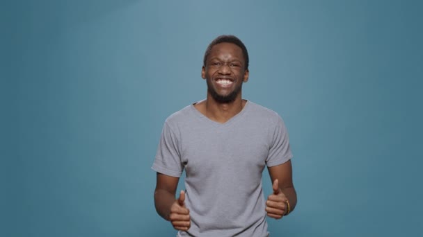 Retrato do homem sorridente celebrando o sucesso e a realização — Vídeo de Stock