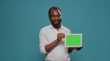 İşadamı dijital tablette yatay yeşil ekran gösteriyor
