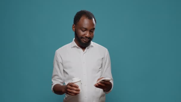 Afroamerikansk man surfar internet på smartphone — Stockvideo