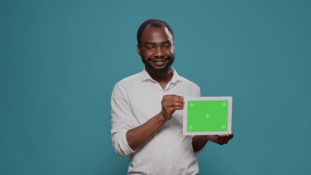 Uomo d'affari che mostra schermo verde orizzontale su tablet digitale — Video Stock