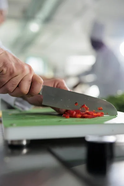 Nahaufnahme der Hände des Chefkochs beim Schneiden frischer und biologischer roter Paprika beim Kochen von Gourmetgerichten — Stockfoto