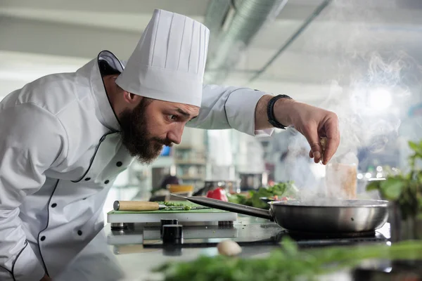 Trabajador de la industria alimentaria preparando ingredientes para la cena en cocina profesional. —  Fotos de Stock