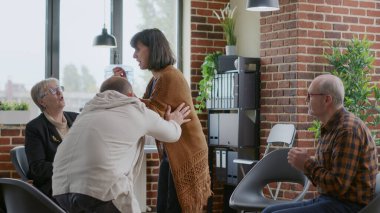 Umutsuz kadın ağlıyor ve A.A. grup terapi toplantısında sinir krizi geçiriyor.