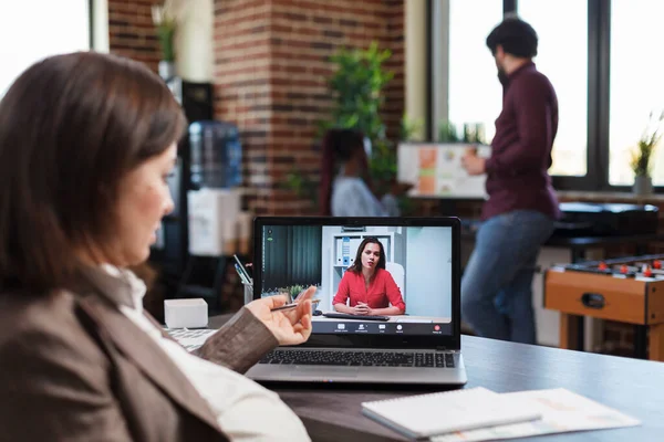 Empresa financiera empleada embarazada en videocall de teleconferencia con colega de agencia —  Fotos de Stock