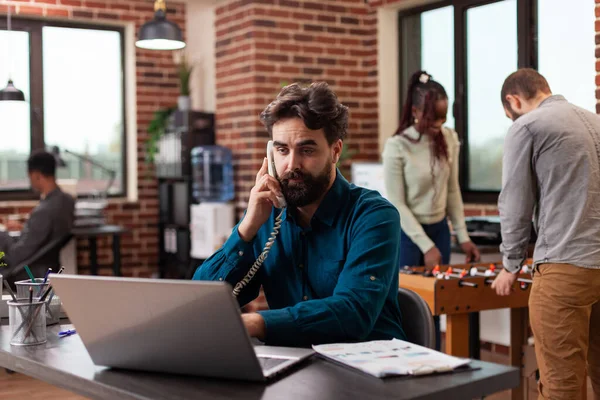 Zakenman aan de telefoon met manager bespreken omzet bedrijf — Stockfoto