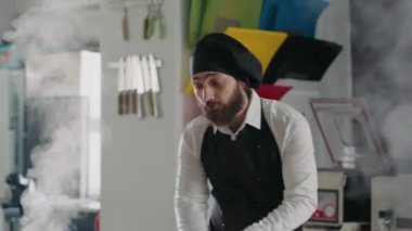 Profesyonel aşçı POV yemek programındaki gastronomiyi açıklıyor.