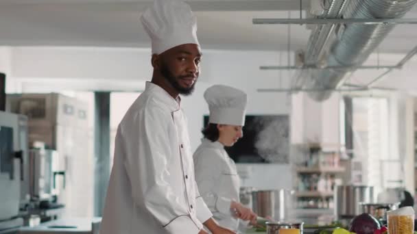 Портрет шеф-повара-мужчины со скрещенными руками, работающего на кухне ресторана — стоковое видео