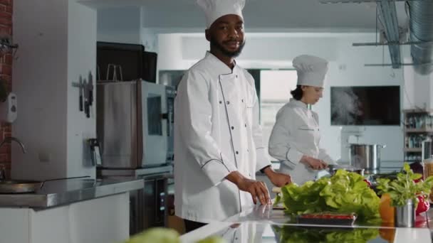 Portrét afrického amerického kuchaře vařícího gurmánské jídlo — Stock video