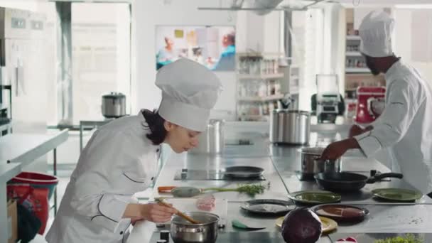 Mulher trabalhando como cozinheira testando sopa ruim para prato gourmet — Vídeo de Stock