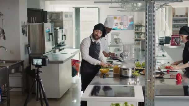 Cozinheiro profissional filmar cozinhar mostrar vídeo na câmera — Vídeo de Stock