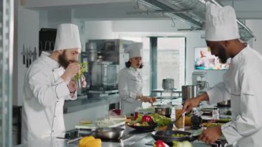 Genç adam biberiye yapraklarını lezzetli bir yemeğe ekliyor.