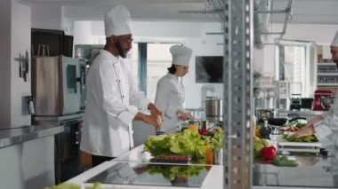 Kendine güvenen bir aşçının portresi restoranda yemek pişirmek için oturuyor.