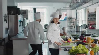 Otantik mutfakta çalışan kadın şefin portresi