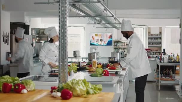 Muž a žena řezání čerstvé ingredience, aby gurmánské jídlo — Stock video