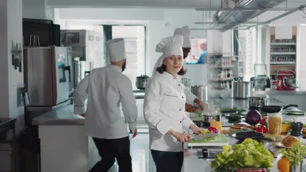 Портрет женщины-повара, работающей на аутентичной кухне — стоковое видео