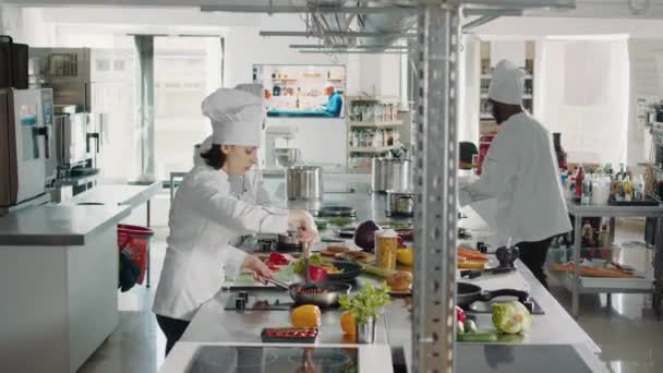 Mulher cozinheiro preparando pimentão orgânico na frigideira — Vídeo de Stock