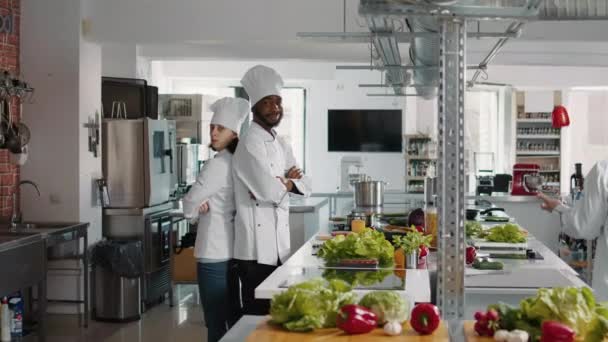 Retrato de chefs fazendo trabalho em equipe para cozinhar receita de alimentos — Vídeo de Stock