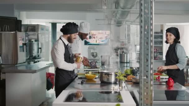 Cozinha autêntica fazendo aula de culinária na câmera na cozinha — Vídeo de Stock