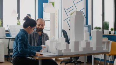 İnsanlar model ve maketi inşa etmek için plan hazırlamak için birlikte çalışıyorlar.
