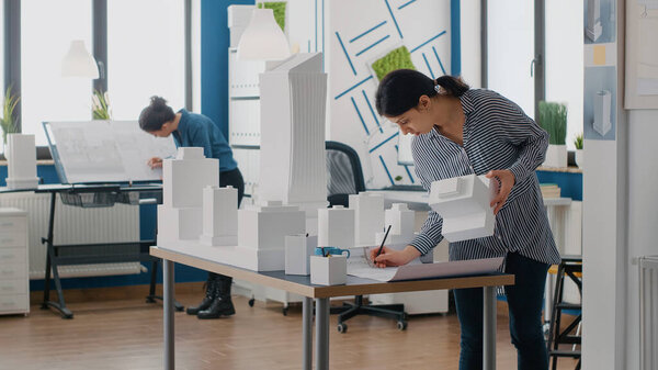 Модель строительства подрядного холдинга для проектирования чертежей на столе