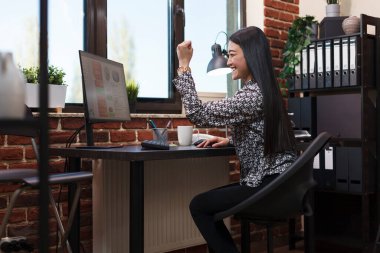 Çok mutlu proje yöneticisi iş terfisini kutluyor ve güçlü bir şekilde yumruğunu kaldırarak başarılı bir anlaşma yapıyor..