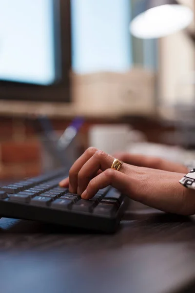 Close-up van reclame bedrijf zakenvrouw handen typen op toetsenbord tijdens het werken aan business project. — Stockfoto