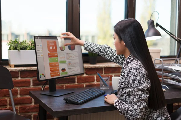 Empresa de pesquisa de negócios empregado furando notas importantes na tela do computador de trabalho — Fotografia de Stock