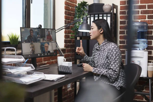 Marketing entreprise asiatique travailleur sur conférence vidéocall briefing équipe de recherche sur les partenaires d'affaires — Photo