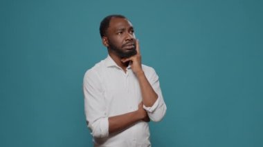 Düşünceli genç yetişkinler çözüm bulmak için beyin fırtınası yapıyorlar.