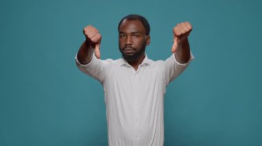 Mutsuz adam baş parmağını kaldırıyor.