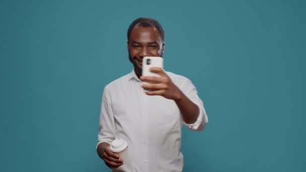 Hombre de negocios alegre tomando fotos en el teléfono móvil — Vídeo de stock