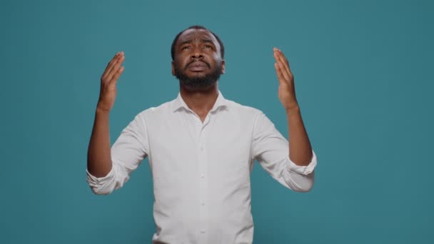 Afroamerikaner betet und bettelt um Glück — Stockvideo