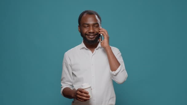 Casual entreprenör med kaffekopp talar på telefonsamtal — Stockvideo