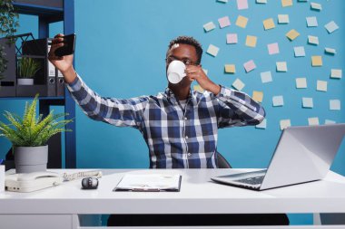 İş geliştirme ajansı çalışanı akıllı telefon cihazıyla kendi fotoğrafını çekiyor..