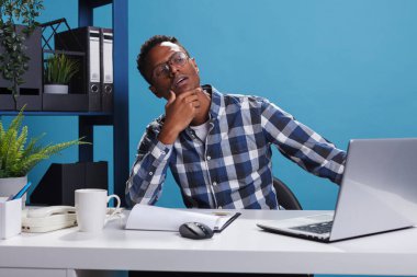 Ajansın finansal planı ve pazarlama stratejisini düşünen zeki bir iş adamı..