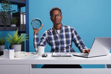 Kafası karışmış bölüm lideri, mesai saatlerini gösterirken yine geç kaldığı için başımın etini yiyor..