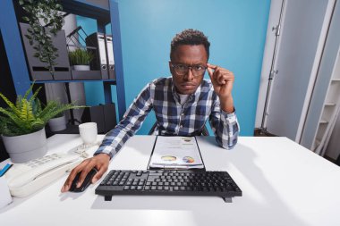 İş bilgisayarı kullanarak finansal verileri inceleyen kararsız ve şüpheci genç girişimci POV.