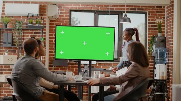 Uomini d'affari che fanno presentazione con schermo verde sul monitor — Foto Stock