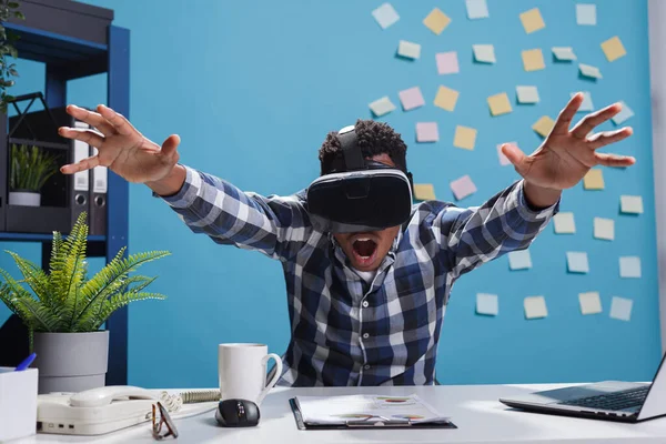 Expressivo assombrado Africano americano empresa escritório empregado desfrutando de realidade virtual tecnologia de jogos. — Fotografia de Stock