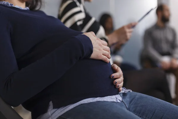 Hamile iş alıcısının göbek üstü el ele tutuşması. — Stok fotoğraf