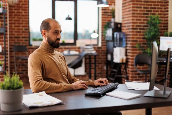 Empresa persona de oficina desarrollando ideas de inversión y plan de gestión de proyectos de puesta en marcha. — Foto de Stock