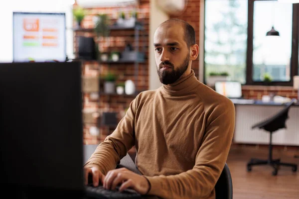 Lavoratore d'ufficio con conoscenze finanziarie in cerca di soluzione di recupero aziendale durante l'utilizzo di PC desktop. — Foto Stock