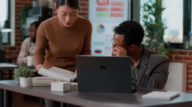 Belge ve dizüstü bilgisayarlara bakan işadamları