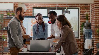 Çok ırklı insanlar başarıyı kutlamak için el ele tutuşuyorlar.