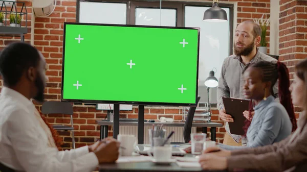 Çalışma arkadaşları yeşil ekranlı monitör kullanıyor — Stok fotoğraf
